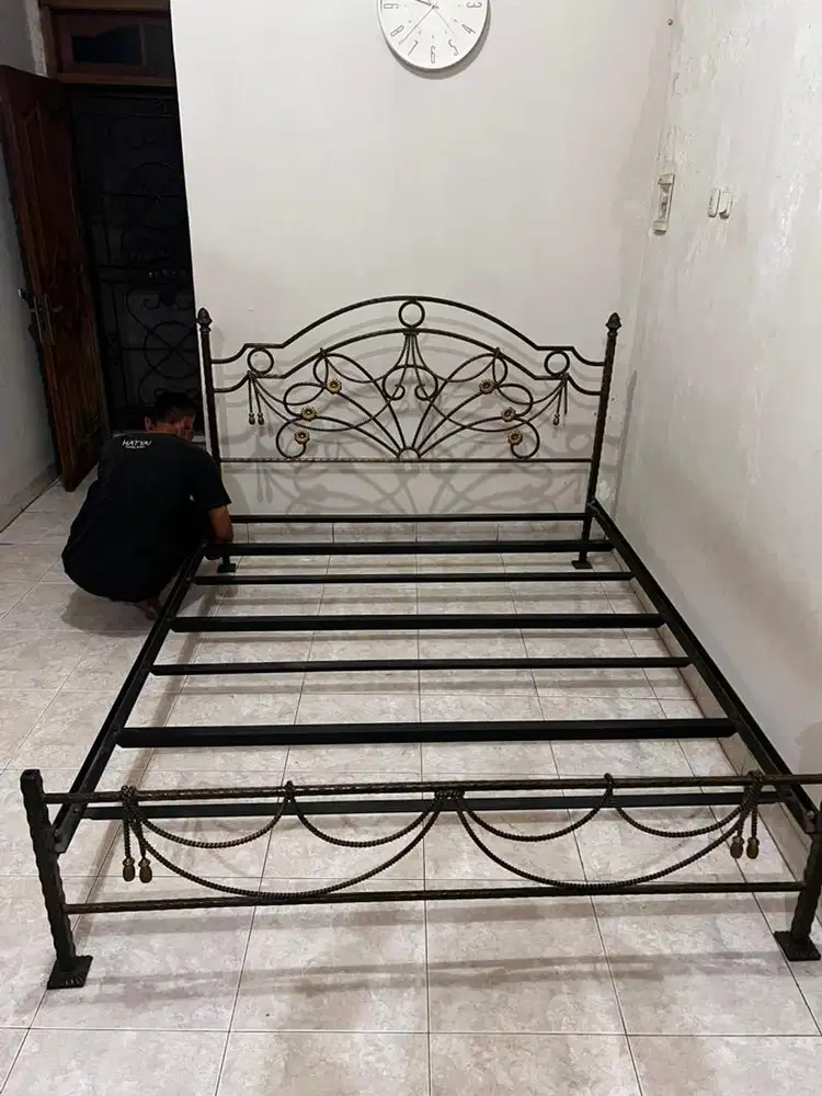 Satu set ranjang & meja riasa rangka besi