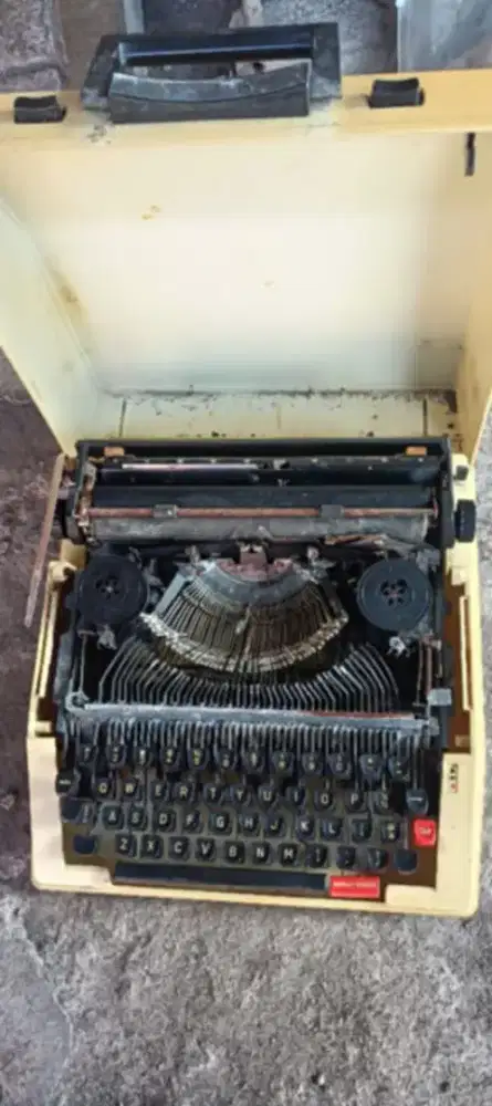 Mesin tik vintage tahun 80an