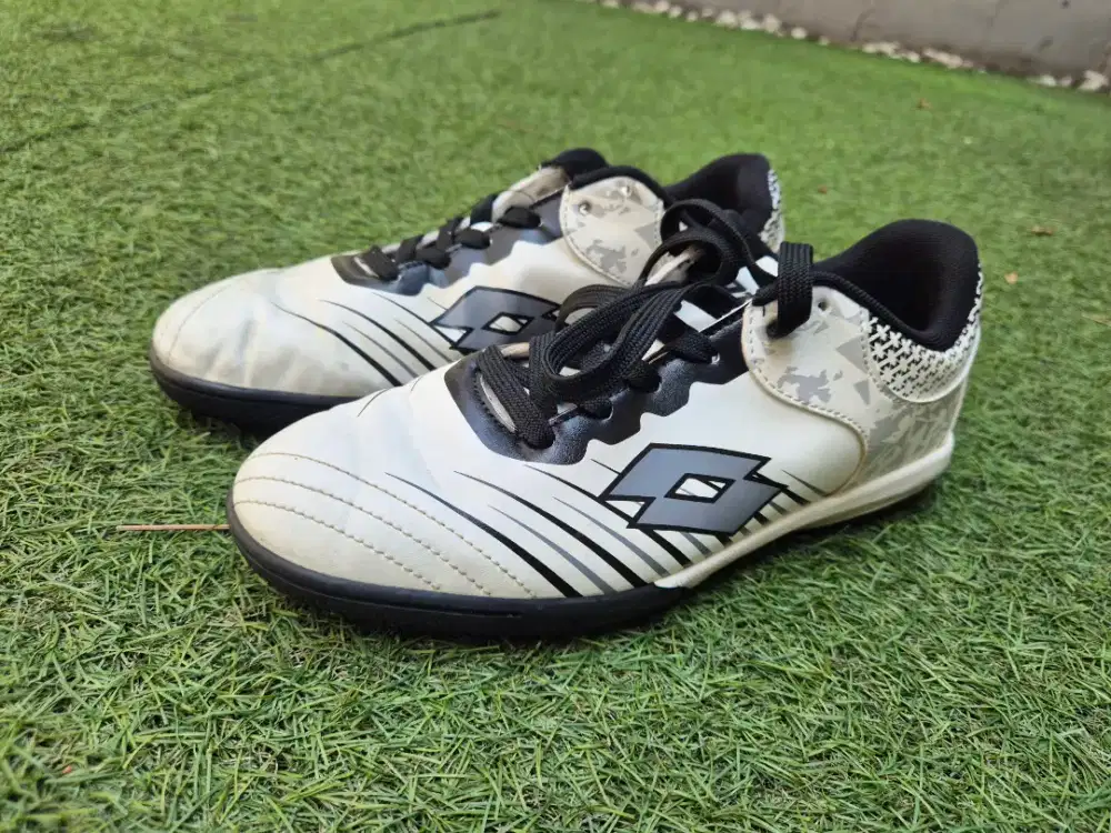 Sepatu futsal lotto size 40