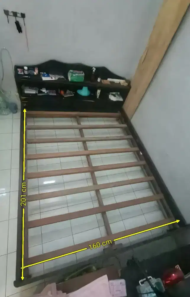 Dipan Kasur atau Tempat Tidur Kayu
