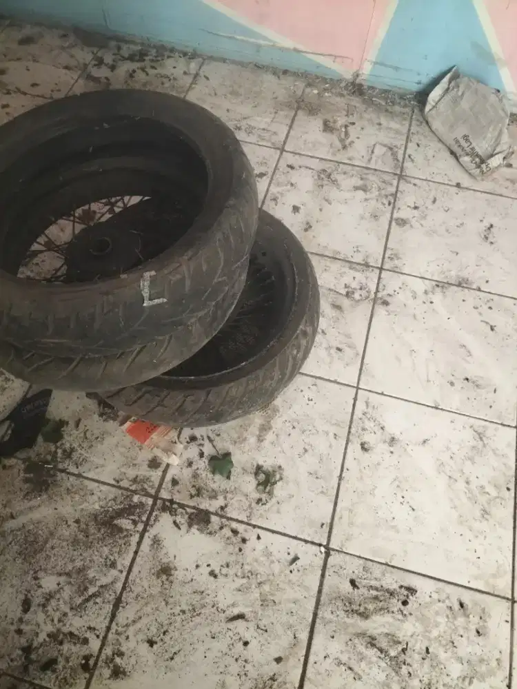 Ban dan velg bekas