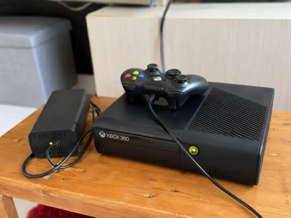 Xbox 360 Slim RGH 300GB + Kinect + Controller + 30+ Games