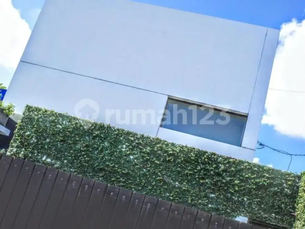 Rumah Mewah 6 Kamar, dengan Swimming Pool Diberawa Canggu