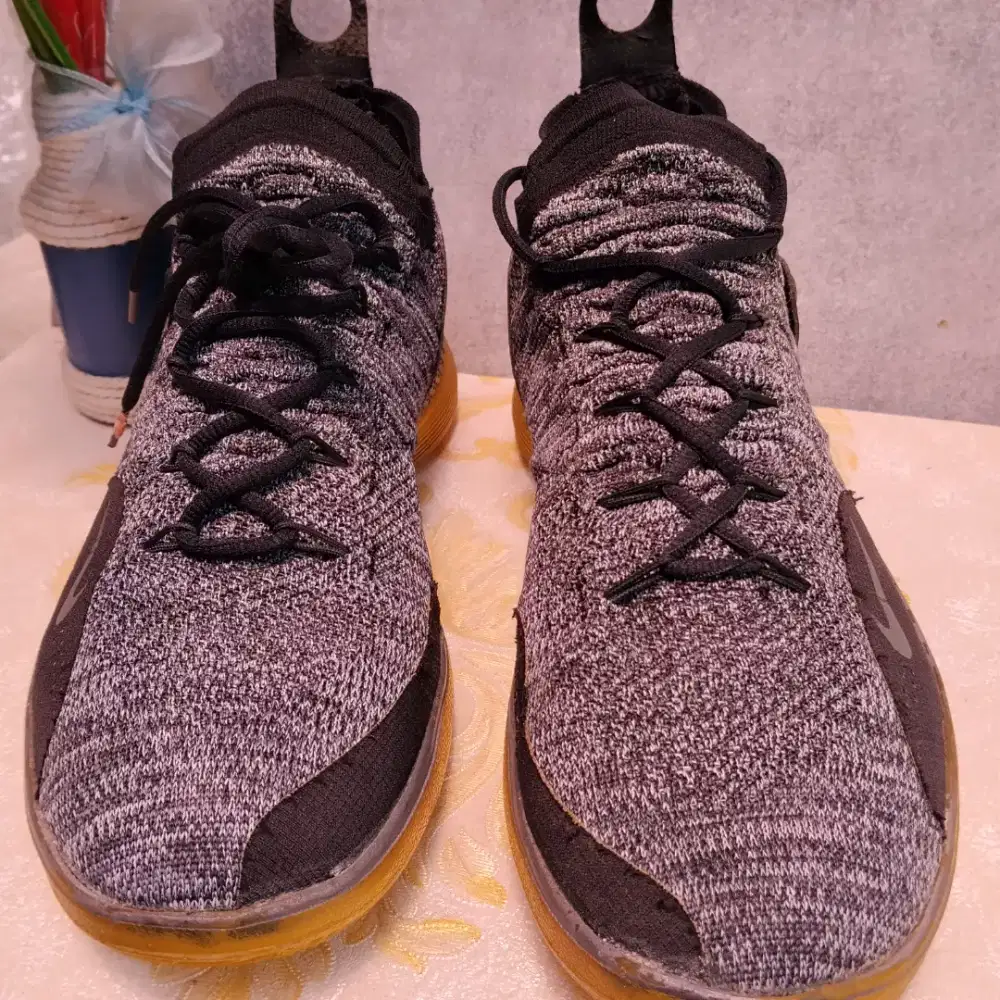 Sepatu basket 44