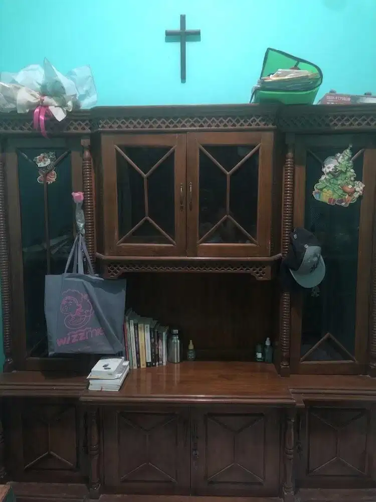 Di Jual Lemari Pajangan Kayu Jati Solid Kokoh & Mulus