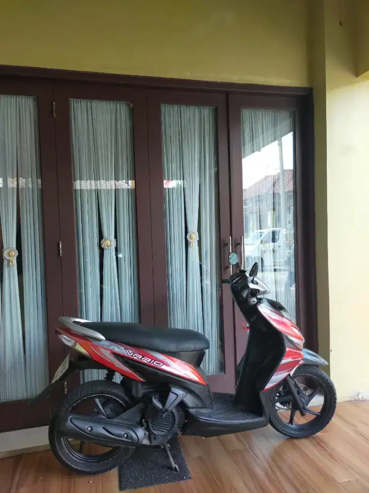 Honda vario warna merah silver