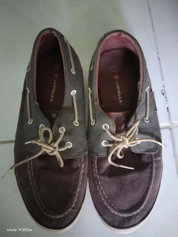 Sepatu Sneakers Merah Pria/Wanita