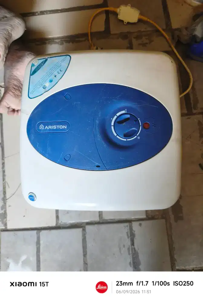 WATER HEATER ARISTON MODEL TI-SHAPE 15 OR 500 ID KONDISI GEMBLING