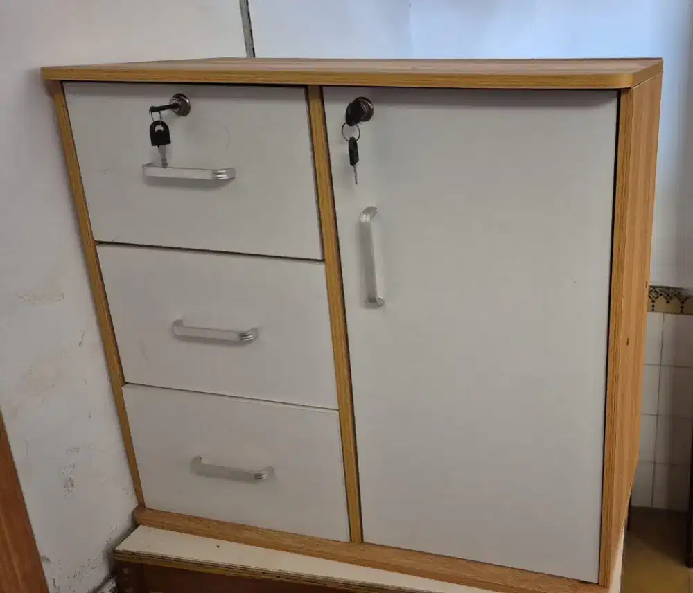 Tiga kaci  1 lemari