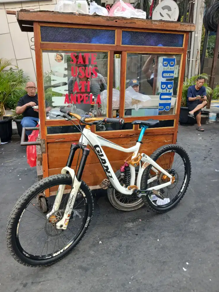 SEPEDA MTB FULLSUS GIANT FAITH 7.0