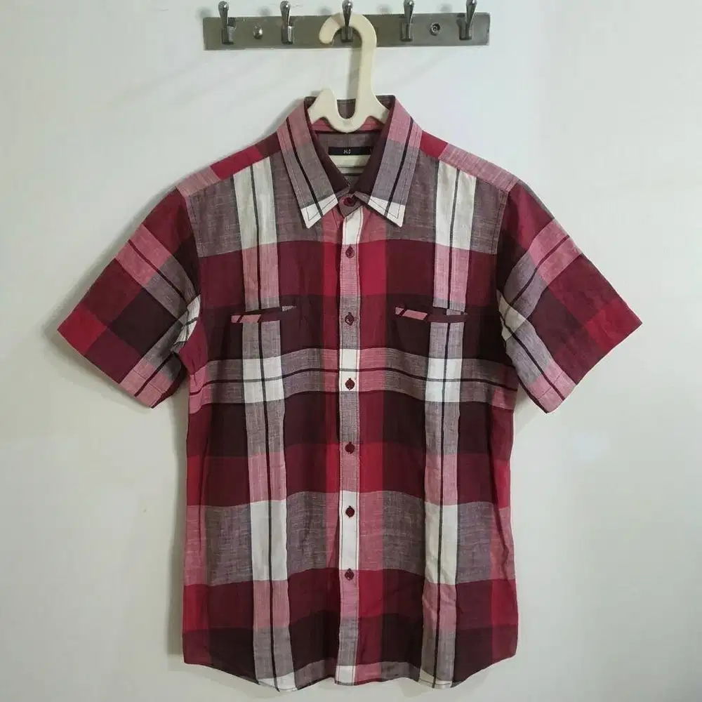 Kemeja M2 Lengan Pendek Pria Motif Kotak Kotak Garis Merah M 48 x 73cm