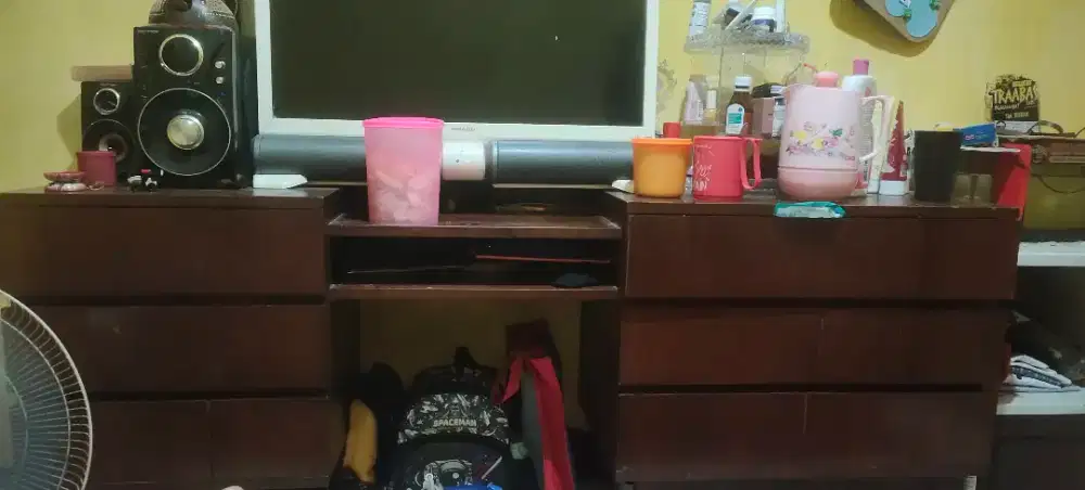 Meja tv dan lemari hias