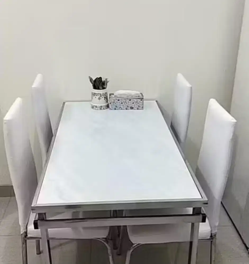 Jual satu set Meja Makan mulus