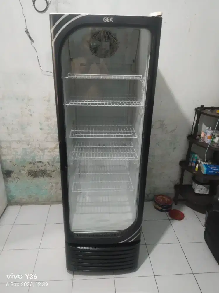 Di jual cepat showcase GEA oval 5 rak