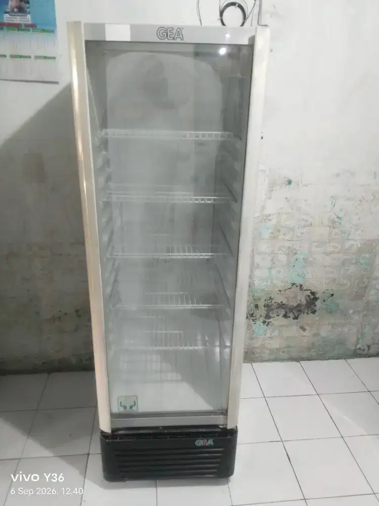 Di jual cepat showcase GEA putih 5 rak