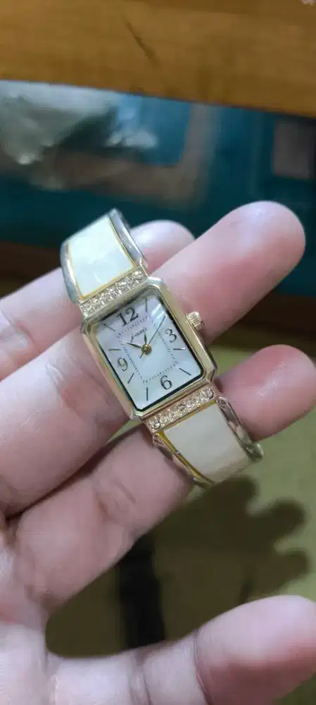Jam tangan J-Axis bentuk gelang