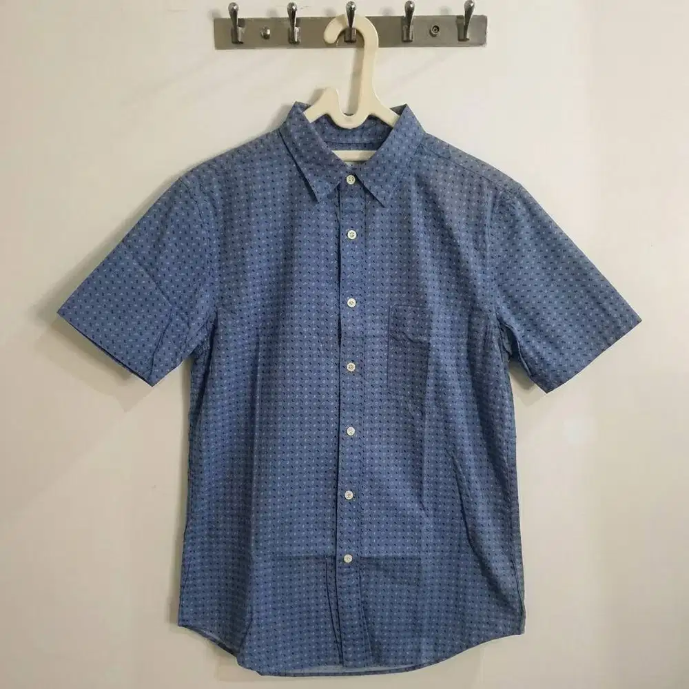 Kemeja Uniqlo Lengan Pendek Pria Motif Biru Size L Slimfit (50 x 74cm)