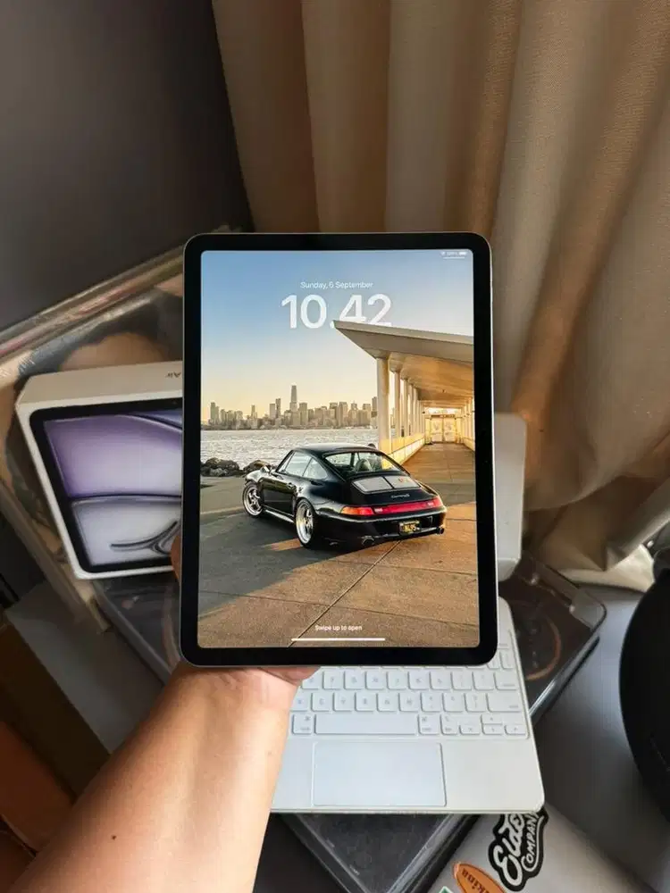 ipad air 6 M2 128gb wifi only + apple magic keyboard