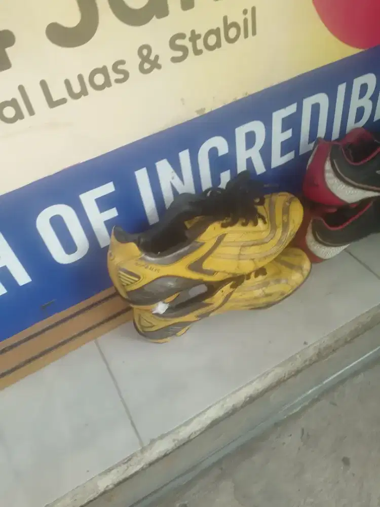Di jual sepatu bola bekas