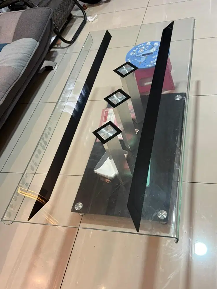 Meja ruang tamu (kaca)