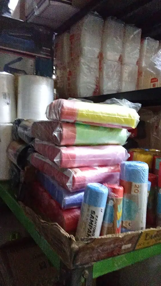 Dibutuhkan Karyawati untuk toko plastik
