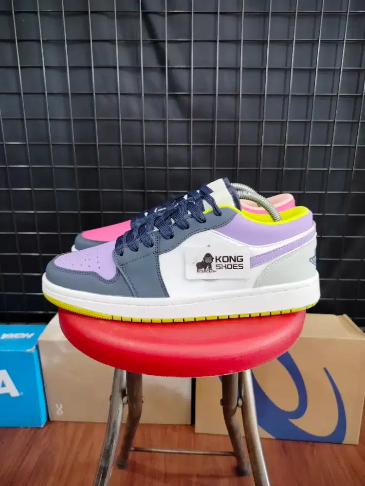 SEPATU AJE 1 LOW MISMAT CHED PURPLE MAGENTA