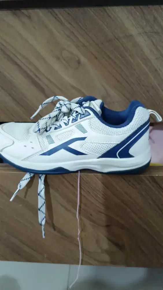 Sepatu badminton anak