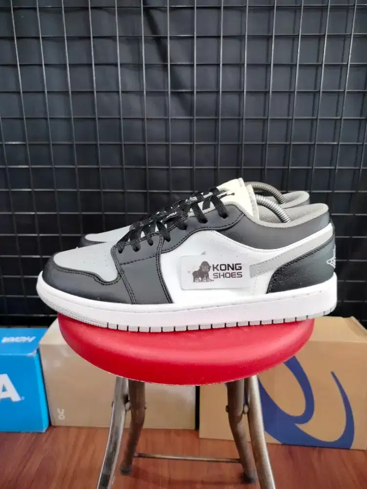 SEPATU AJE 1 LOW BLACK WHITE  GREY