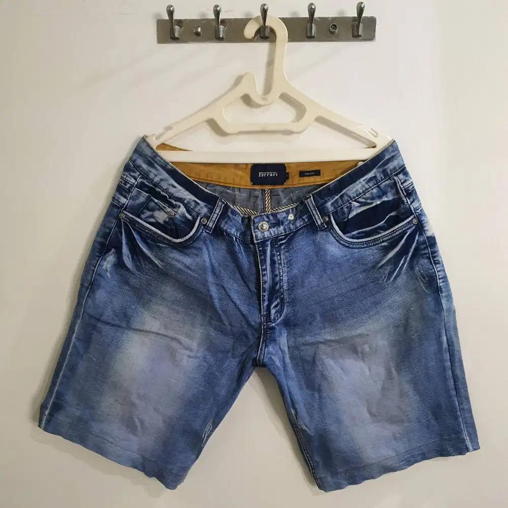 Celana Jeans Pendek Ferrari Pria Biru Size 36 (46cm x 50cm)