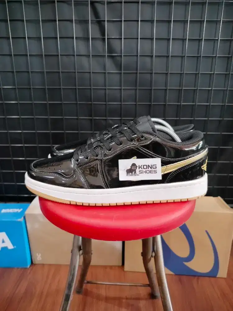 SEPATU AJE 1LOW METALIC BLACK GOLD