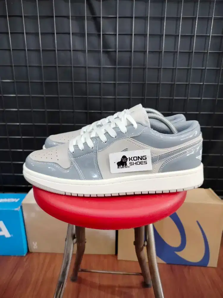 SEPATU AJE 1 LOW PATENT COOL GREY