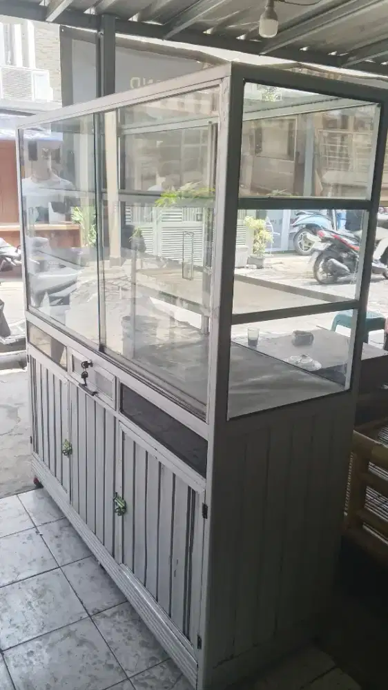 Etalase bekas warung nasi
