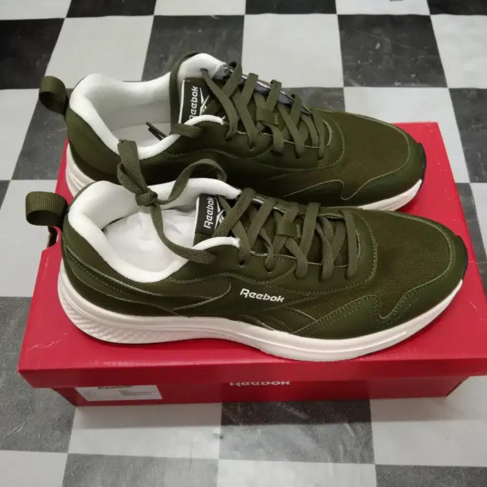 Sepatu Reebok warna Hijau