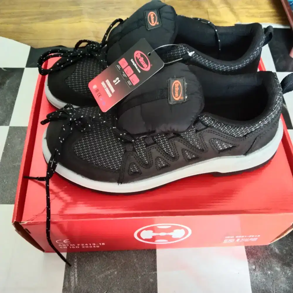 Sepatu safety pria