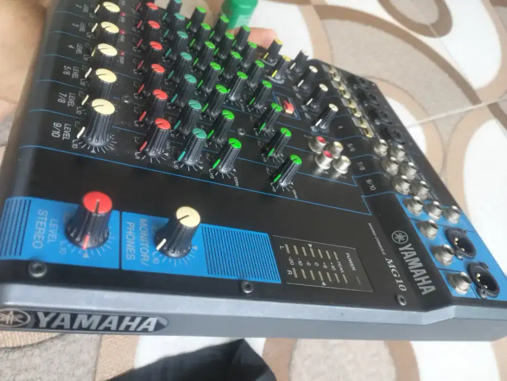 Mixer yamaha MG10 analog