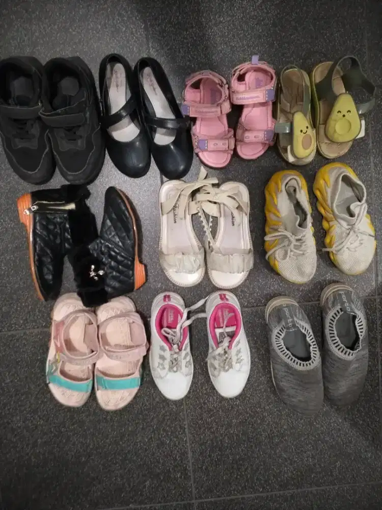 sendal sepatu anak usia 5- 7 tahun dapat smua sesuai foto