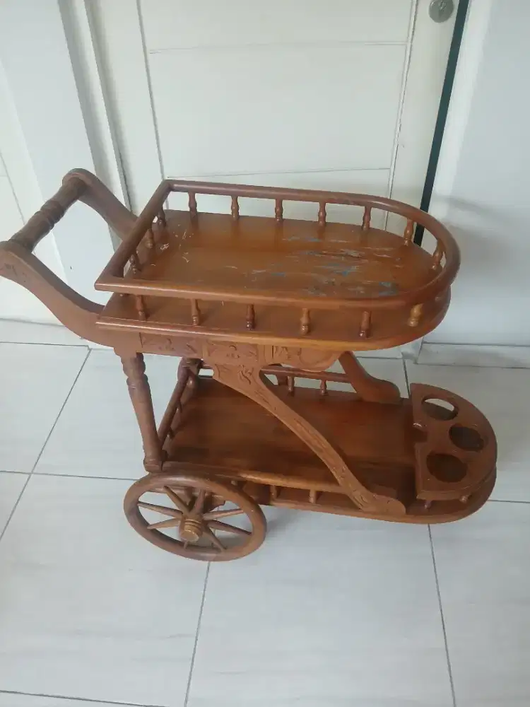 Meja kayu dorong