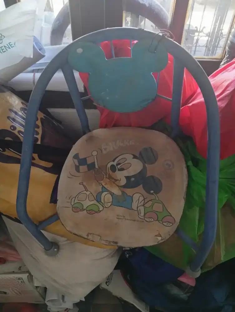 Kursi dari bahan besi model Mickey mouse