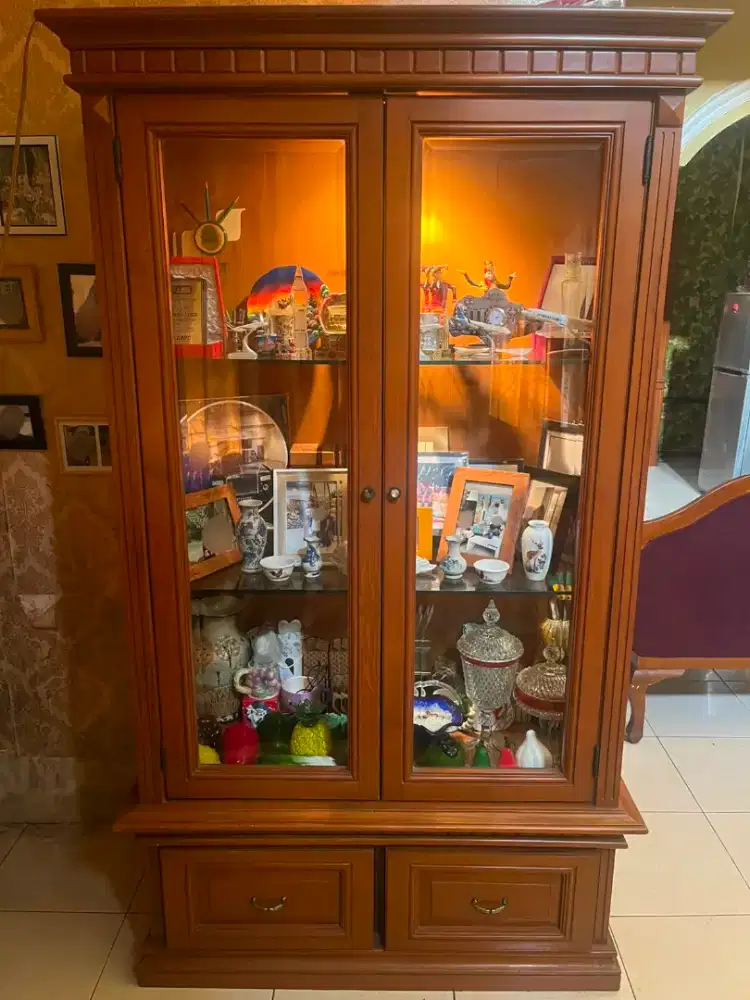 Lemari Kristal Jati