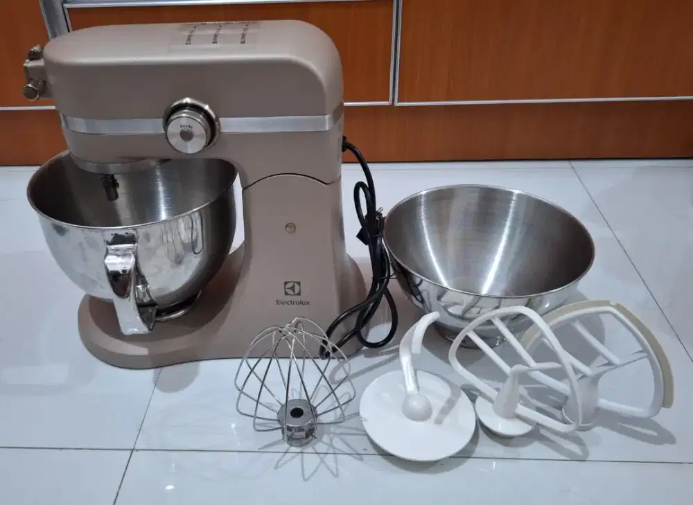 DIJUAL STANDING MIXER ELECTROLUX EKM5570