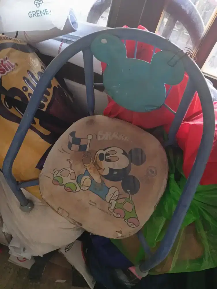 Kursi dari bahan besi model Mickey mouse edition