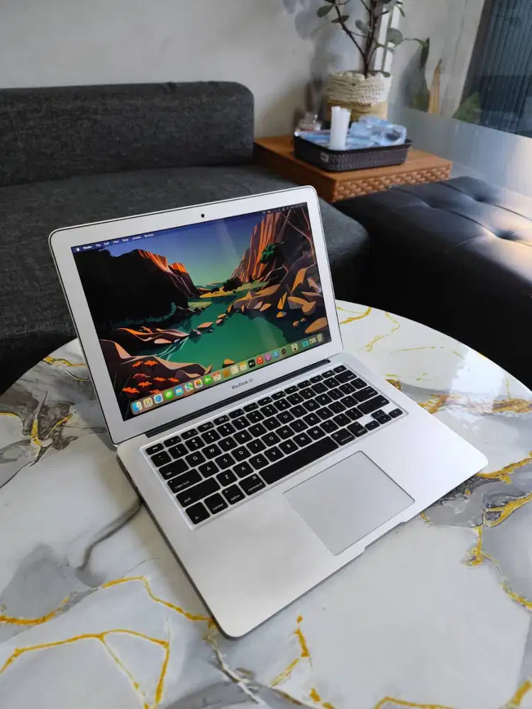 Macbook Air 13 2017 Intel Core i5 RAM 8GB Udah SSD 128GB Ngebut