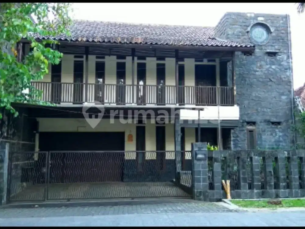 Rumah Bagus Besar di Lokasi Strategis Turangga