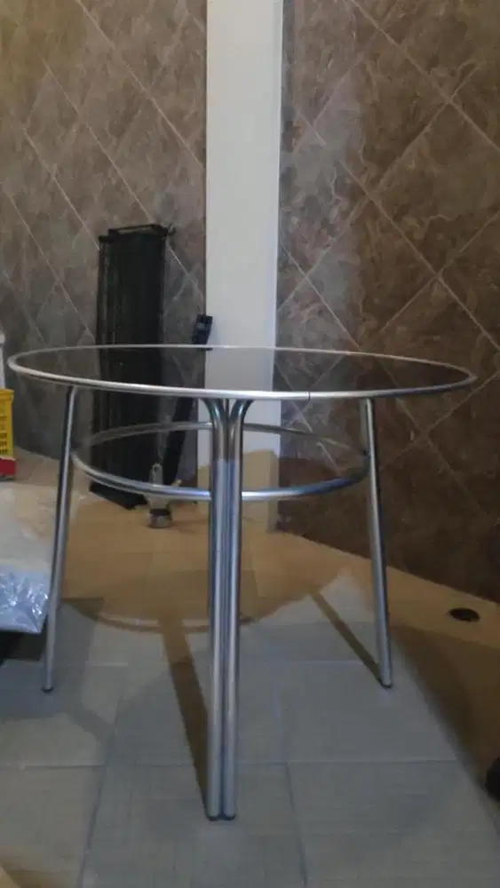 Meja bundar kaca