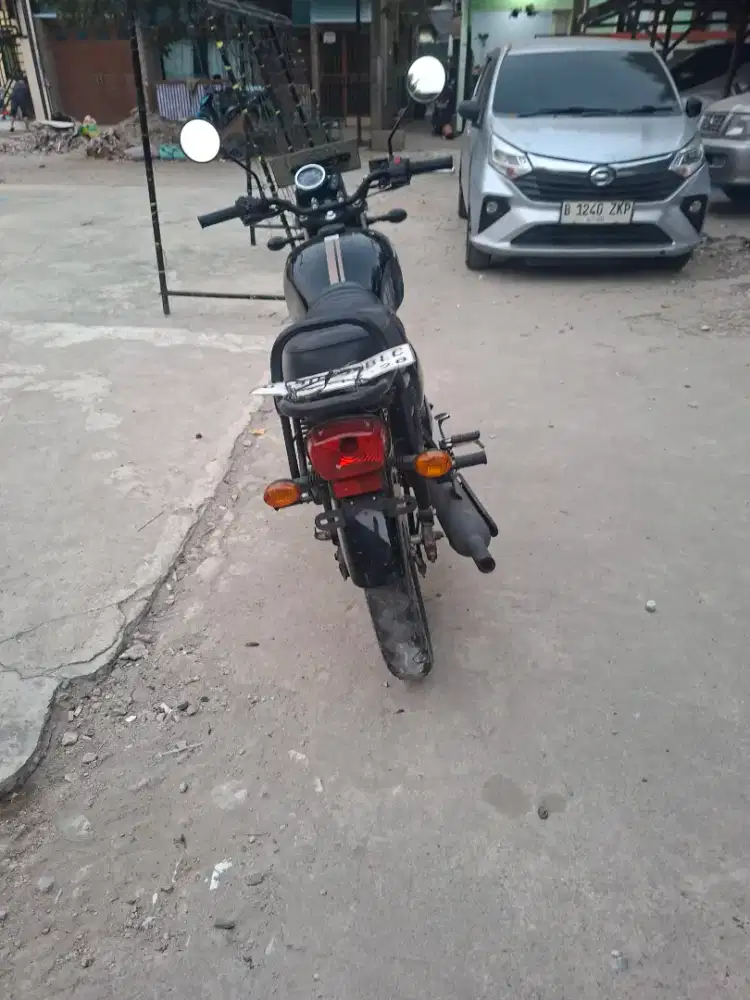 W175 2023 hitam