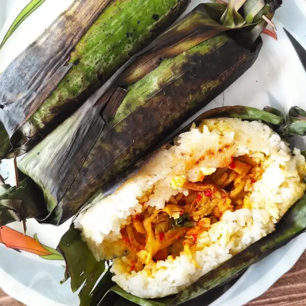 Nasi bakar+pepes ayam+pepes tahu+lalap sambel.