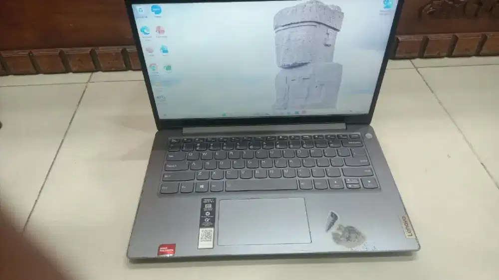 lactop ideapad 3-14ALC6 ram 8 ssd NVMe 256 minus pemakaian  retak