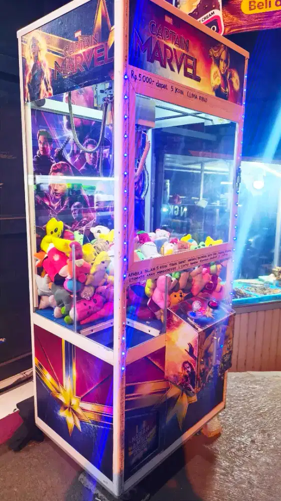 Mesin capit boneka bagus full dengan isinya