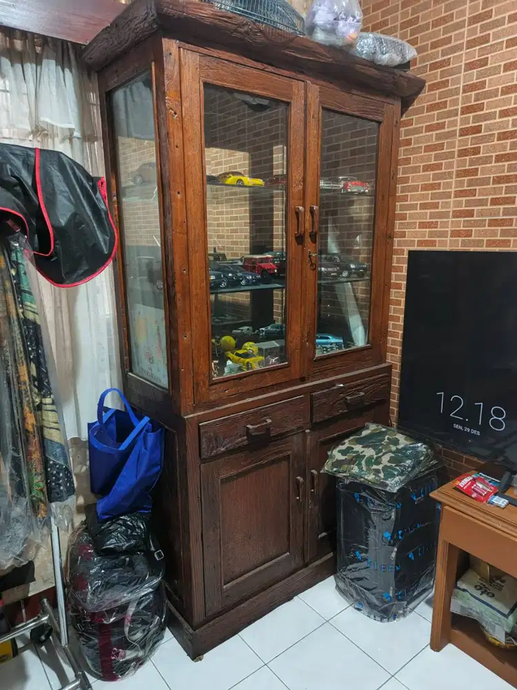Lemari Pajangan dengan motif kayu Rustik