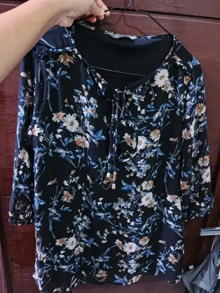 Dijual atasan motif bunga dari styles size M LD 90
